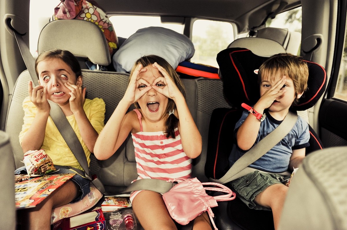 Cómo entretener a los niños en viajes largos en coche